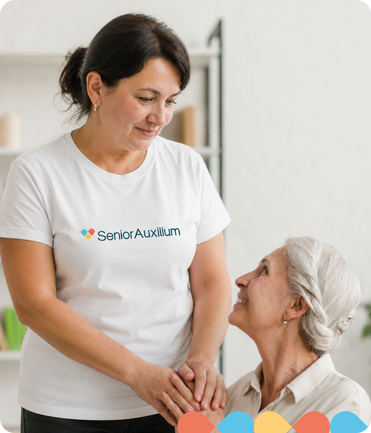 Доглядальниця Senior Auxilium під час роботи з літньою жінкою